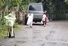 Siswa-Siswi di SDI Wekatimun Tetap Bersekolah meski Hujan Deras
