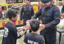 Brimob Alor dan Bhayangkari Tebar Kepedulian lewat Berbagi Takjil Ramadan