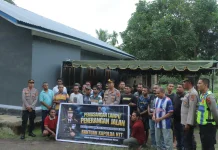 Kapolda NTT Salurkan Bantuan Lampu Jalan bagi Warga Welai Barat