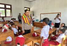 Kapolres TTU Serahkan Bantuan Perlengkapan Sekolah di Lanaus