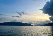 Pantai Kadelang Ramai Dikunjungi Warga saat Sore Hari