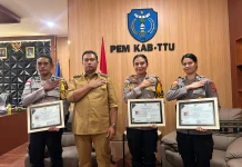 Bupati TTU Berikan Penghargaan untuk Kapolres dan Anggota
