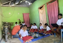 Siswa-siswa SDI Nanaenoe Menumpang di Rumah Warga Demi Mendapatkan Simulasi Tes