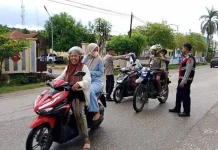 Polres Malaka Bersama Wartawan Bagi Takjil Gratis