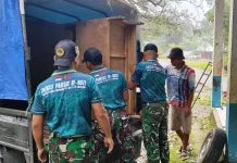 Yonarmed 12 Kostrad Bantu Pemindahan Pustu Desa Kewar