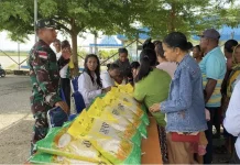 Babinsa Manumutin Membantu Amankan dan Salurkan Beras GPM di Bandara A.A Bere Tallo