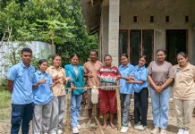 PKL Akper Unimor Hadirkan Pembuatan Tempat Cuci Tangan di Desa Umaklaran