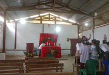 Sambut Minggu Palem, Stasi Oenari Mulai Menghias Gereja