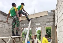 Pos Ailala Melakukan Karya Bakti Pembangunan Rumah Warga