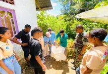 PKL Unimor Ajak Warga Umaklaran Olah Sampah Jadi Tempat Sampah yang Bermanfaat