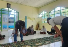 Warga Binaan Lapas Kalabahi Ikuti Pembinaan Praktik Sholat di Masjid