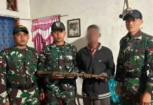 Yonarmed 12 Kostrad Terima Senjata Rakitan Dari Warga