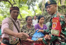 Yonarmed 12 Kostrad Tebar Berkah di Kampung Adat Matabesi