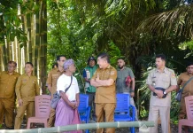 Bupati Belu Panen Wortel di Raiulun