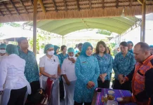 Ketua Umum Tim Penggerak PKK Pusat Pantau Pelatihan Pembuatan Minyak Kemiri