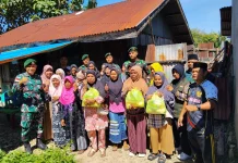 Jumat Berkah, Satgas TNI Bersama Kemenag Bagikan Sembako untuk Dhuafa dan Muallaf