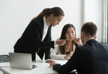 Rekan Kerja Bossy? Ini Cara Cerdas Menghadapinya!