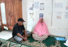 Kesetiaan di Balik Atap Lapuk: Kisah Keluarga Binsolo Menjaga Indonesia