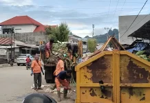 Penataan Pasar Memberi Ruang Petugas DLH Belu Beresin Sampah Pasar Atambua