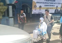 Jemaah Haji Kabupaten Belu Menggunakan Kursi Roda dapat Perlakuan Khusus