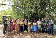 Jumat Berkah, Satgas Pamtas RI-RDTL Yonarmed 12 Kostrad Salurkan Santunan Dhuafa
