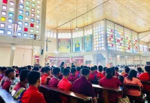 Umat Katedral di Atambua Merayakan Hari Raya Pentakosta