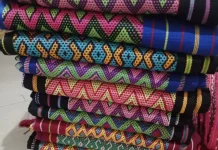 Jualan Kain Tenun, Biayai Pendidikan Anak