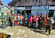 Satgas Yonarmed 12 Kostrad Bersama Kemenag Belu Berbagi Santunan 'Jumat Berkah'
