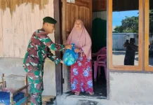 Warga Manuaman Belu Terima Santunan Satgas Pamtas Yonarmed 12 Kostrad dan Kemenag