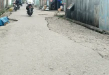 Warga Atambua Pertanyakan Konstruksi Pekerjaan Jalan Lingkungan Pasar Atambua