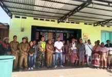 Babinsa Tniumanu Malaka Turut Menyerahkan Bantuan Pemerintah