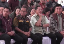 Menteri Tito Karnavian Menyaksikan Parade Tenun di Atambua