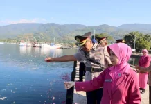 Polres Alor Peringati Hari Bhayangkara ke-80 dengan Tabur Bunga di Laut