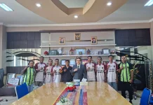 Blubul FC Terima Bantuan Jersey, Wabup Alor Berikan Motivasi Bertanding Maksimal