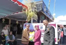 Bantuan Sosial Polres Alor Ringankan Beban Warga Peringati HUT Bhayangkara Ke-80