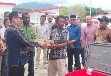Wabup Alor Serahkan Bantuan Sarana Penangkapan Ikan