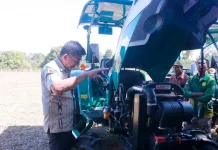 Bupati Belu Willybrodus Lay Serahkan Dua Traktor Besar bagi Warga Lawalutolus