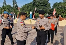 Wakapolres Alor Perkuat Disiplin Personel Melalui Pemeriksaan Sikap Tampang