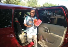 Cerita Guru Bawa Puluhan Buku dalam Mobil Maxim