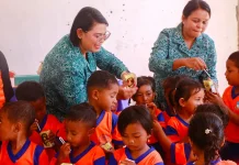 Ketua Pokja Bunda PAUD Belu Serahkan Susu Gratis