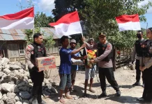 jelang HUT RI, Kapolres Belu Patroli Perbatasan dan Bagikan Bendera
