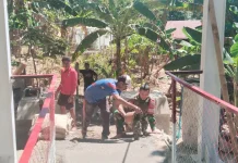 Babinsa Rafae Aktif Bantu Pembangunan Jembatan Garuda Perintis di Lidak