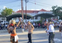 Etnis Manggarai Tampilkan Tarian Caci Hipnotis Penonton di Parade Kebangsaan