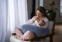 Alasan Bayi Suka Meraba Wajah Ibu saat Menyusui