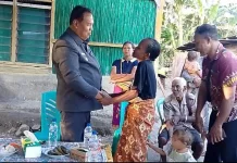 Wabup Malaka Serahkan Bantuan Bahan Bangunan Korban Bencana Kebakaran di Numponi