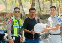 Satlantas Polres Alor dan Jasa Raharja Beri Reward kepada Pengemudi Ojek Tertib