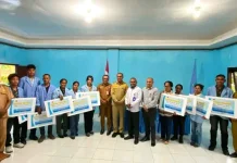 Wagub NTT Serahkan Beasiswa Rp.40 Juta untuk 10 Mahasiswa UNTRIB Kalabahi