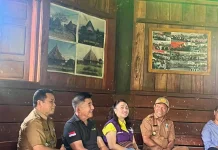 Bupati Willy Lay Serahkan Bantuan bagi Warga Terdampak Gempa di Manggarai