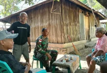 Babinsa Tenukiik Ajak Warga Peduli Kebersihan Lingkungan