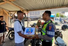 Satlantas Polres Alor Salurkan Bansos, Ajak Pengemudi Ojek Tertib Berlalu Lintas